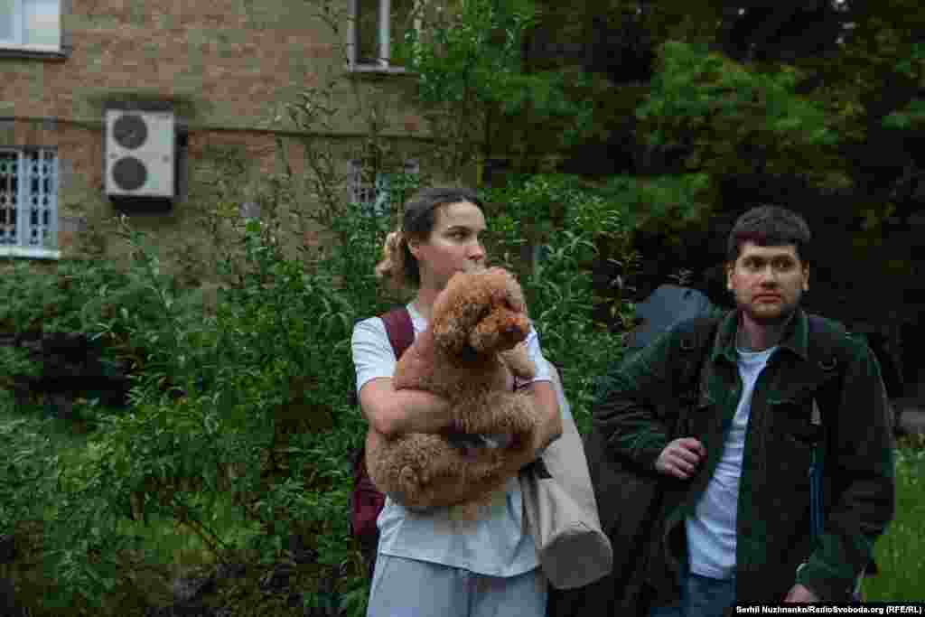 Деякі кияни мають набори речей, які беруть із собою в укриття під час масованих атак – «тривожні» рюкзаки, спальні мішки та все необхідне для домашніх улюбленців