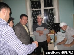 Ильхом Махмудов (справа), мигрант из Узбекистана, в больнице после избиения неизвестными. Москва, 24 октября 2013 года.