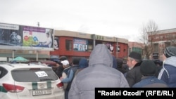 Сокинон дар навбати харидани доллар. Акс аз бойгонӣ