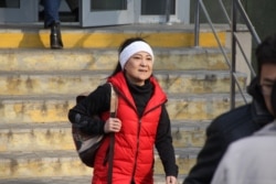 Приговоренная к году ограничения свободы за «участие» в ДВК Жазира Демеуова выходит из здания суда. Алматы, 19 ноября 2019 года.