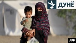 Як зани афғон, ки рӯзи 20-уми апрел аз Покистон ба паноҳгоҳи муваққатӣ дар вилояти Нангарҳори Афғонистон рафтааст