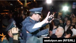 Երևանի փոխոստիկանապետ Վալերի Օսիպյանը փորձում է հանգստացնել ցուցարարներին