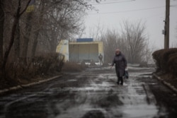 У селищі багато військових, на фото – черговий на КПП до позицій ЗСУ