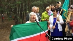 Запорожье сабантуенда Рәхимә Әхмәрова чыгыш ясый. (Архив фотосы)