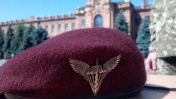 На церемонії вручення марунових беретів лейтенантам-десантникам Військової академії (місто Одеса)