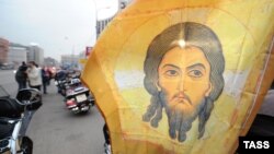 Так поддерживали автомобилисты РПЦ и Патриарха Кирилла в Москве в апреле 2012 года