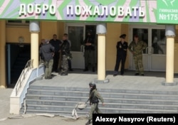 На вході до школи після нападу