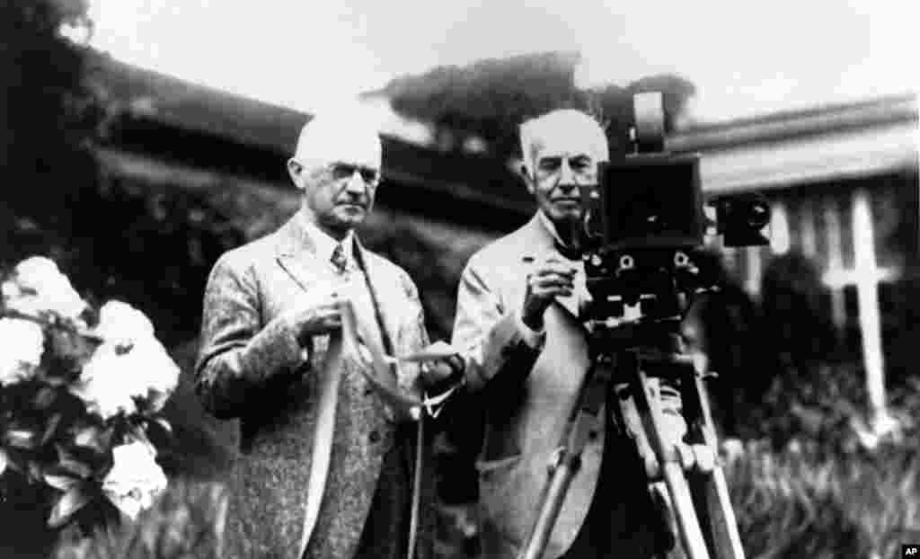 &quot;Eastman Kodak&quot; компаниясынын негиздөөчүлөрү Жорж Истман (солдо) жана Томас Эдисон жаңы ойлоп тапкан фотоаппаратты элге көрсөтүп жатат. Декабрь, 1919-жыл. Эдисон кино жабдууну, &quot;Kodak&quot; түрмөктөлгөн пленка жана кутучадагы камераны ойлоп тапкан.&nbsp;