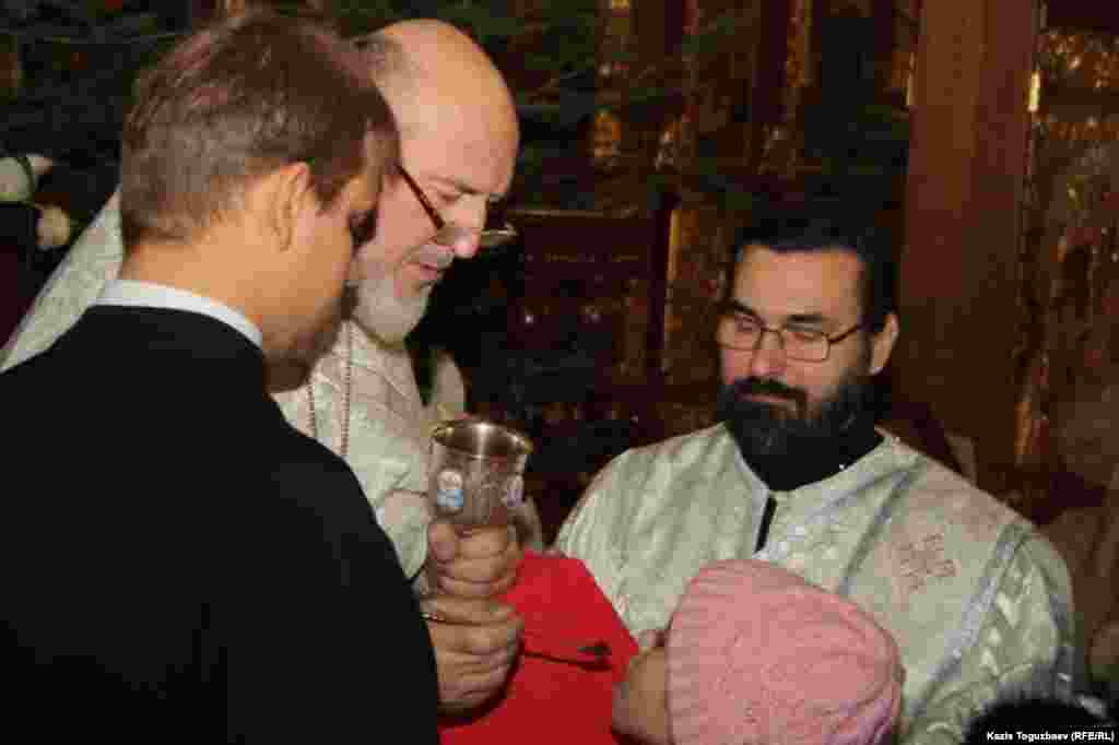 Обряд причащения в день Рождества. Алматы, 7 января 2014 года.