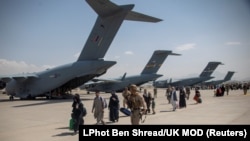 تصویر آرشیف: روند انتقال افغانها از میدان هوایی کابل به بیرون از افغانستان 