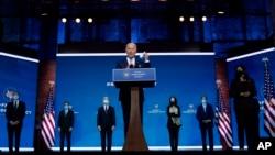 Избранный президент США Джо Байден снимает маску, представляя свою команду по внешней политике и национальной безопасности