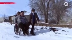 Как прикованный к креслу отец-одиночка воспитывает троих детей