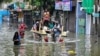 Пострадавшие от наводнения люди эвакуируются после сильных дождей в Коломбо, Шри-Ланка, 29 ноября 2025 года