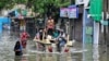 Пацярпелыя ад паводкі людзі эвакуююцца пасьля моцных дажджоў у Каломба, Шры-Ланка, 29 лістапада 2025