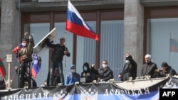 Украина, Донецк. Орусиялык күчтөр ээлеп алган өкмөттүк имарат. 7-апрель, 2014-жыл. 