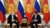 Президенты России Владимир Путин (слева) и Кыргызстана Сооронбай Жээнбеков во время переговоров в Бишкеке, 28 марта 2019 года. 