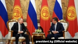 Президенты России Владимир Путин (слева) и Кыргызстана Сооронбай Жээнбеков во время переговоров в Бишкеке, 28 марта 2019 года. 