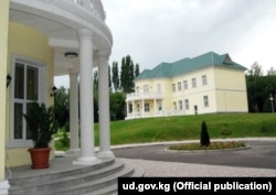 Мамлекеттик резиденциядагы имараттардын бири. Сүрөт ud.gov.kg сайтынан алынды.