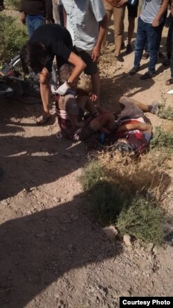 Туристтерди машина менен сүзгөндөн кийин.