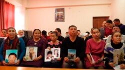 Казахи с фотографиями своих родственников, которые, по их словам, находятся под стражей в Синьцзяне, во время пресс-конференции. Алматы, декабрь 2018 года.