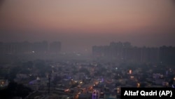 Индия. Нью-Делидеги таңкы көрүнүш. 20-октябрь, 2017-жыл.