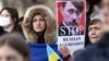 Демонстранты у Белого дома проводят митинг в знак солидарности с Украиной. Вашингтон, 20 февраля 2022 года
