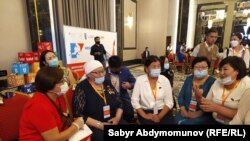 Жергиликтүү кеңешке шайланган аял депутаттардын жыйыны.