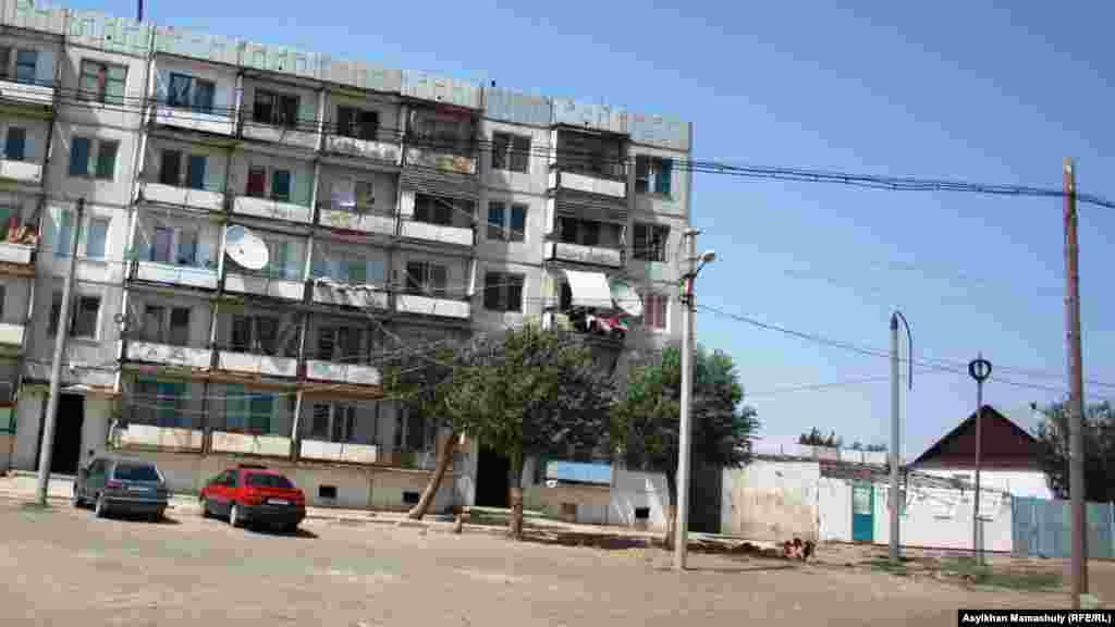 Жилой дом без отопления и водоснабжения в Торетаме. Жители говорят, что носят воду из водоколонок и кипятят ее на кострах.