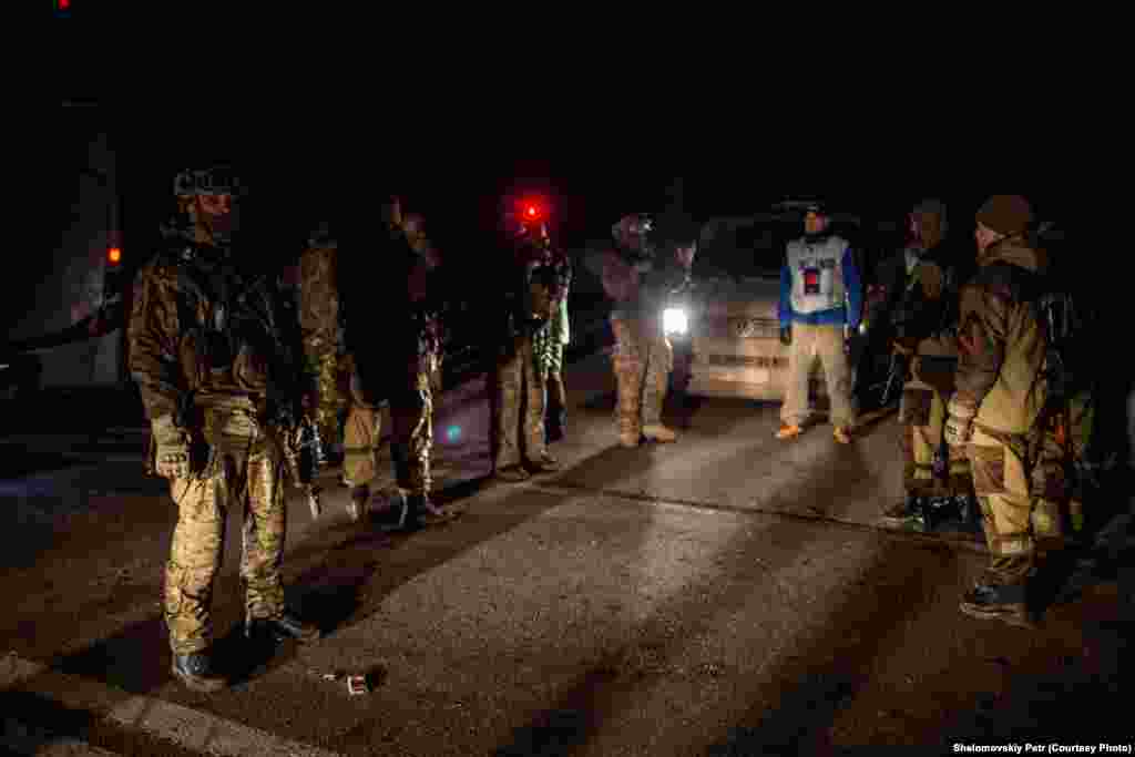 Представник групи спостерігачів ОБСЄ посередині між українськими військовими і бойовиками під час процедури обміну полоненими між сторонами, 26 грудня 2014 року ФОТОГАЛЕРЕЯ