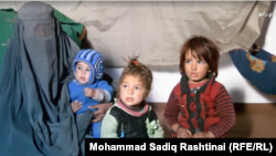 آرشیف، یک زن بیوه با سه طفلش