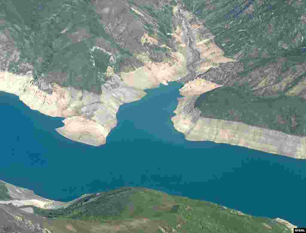 Токтогул суу сактагычында суу азайып кеткенинен улам Кыргызстан жыл ортосунан тарта электр кубатын туташ өчүрүүгө өттү. -  В Кыргызстане маловодье в Токтогулском хранилище привело к энергетическому кризису.