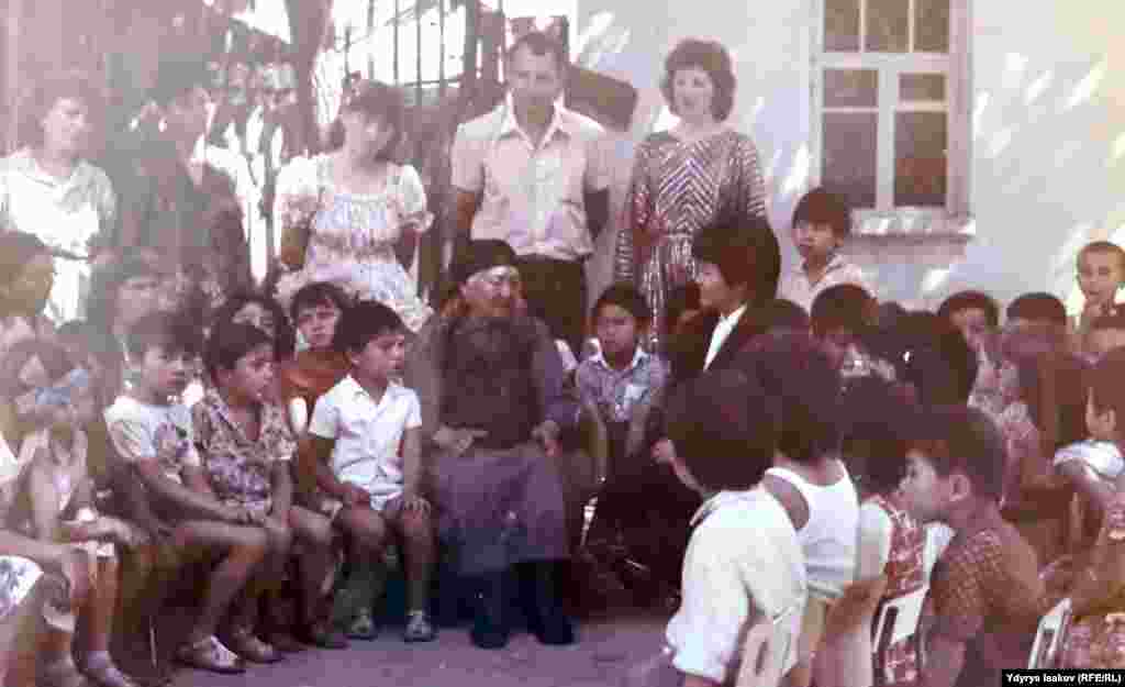 Чыңгыз Айтматовдун тарбиячысы көзү тирүү кезинде Чыңгыз тарбияланган №1 бала бакчанын балдары менен маектешип отурат.