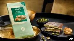 محبوبیت ناگهانی «چاکلیت دبی» صف‌هایی طولانی در فروشگاه‌های اروپایی ایجاد کرده است