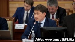 Сапар Исаков.