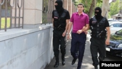 Ոստիկանները դատարան են ուղեկցում Տիգրան Խաչատրյանին, 27-ը հուլիսի, 2015թ. 