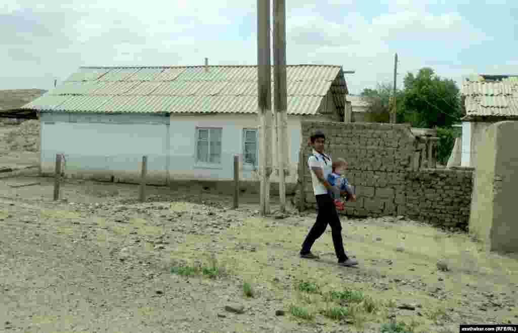 Ymambaba stansiýasynyň ýaşaýjysy.