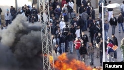 Protestçiler uniwersiteti täze gutaran ýaşlaryň işsizlikden kösenýändigi we döwlet resmileriniň korrumpirlenendigi üçin proteste çykdylar.