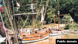 Копии трех кораблей капитана Кристофера Ньюпорта у причала в Джеймстауне