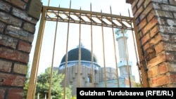 Бишкектеги мечиттердин бири. Иллюстрациялык сүрөт.