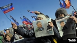 Жикчилдер көзөмөлдөгөн аймактын жашоочулары. Донецск. 2015-жыл.