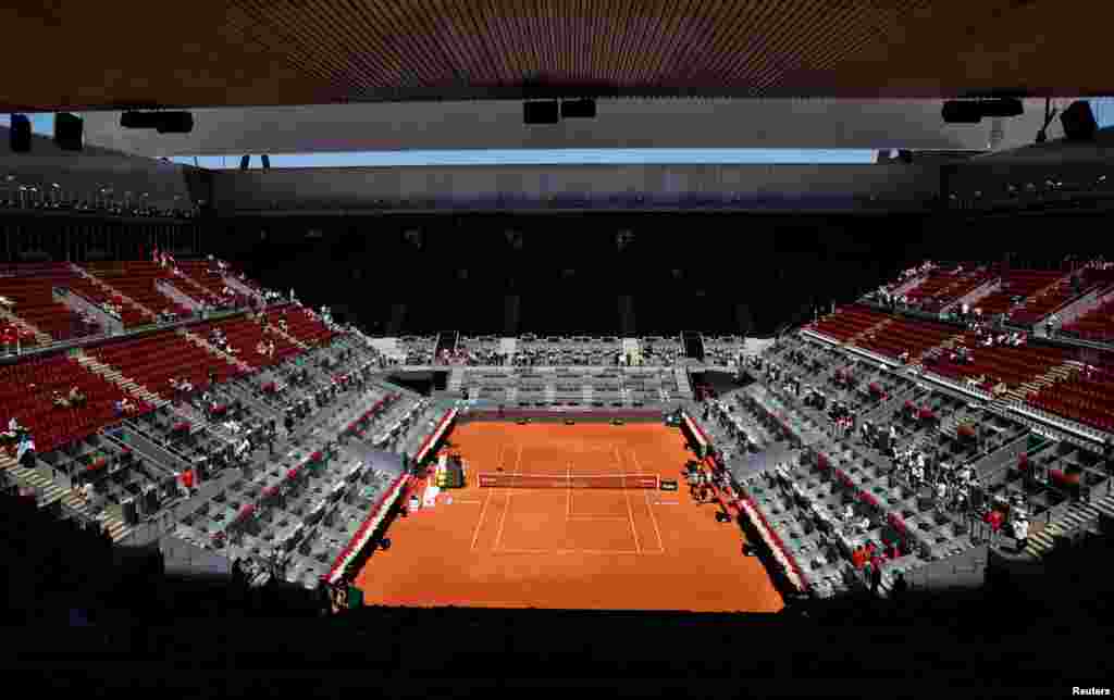 Матчі професійного тенісного турніру Madrid Open були перервані через відключення електроенергії. На фото: порожній корт на Madrid Open, Мадрид, Іспанія, 28 квітня 2025 року