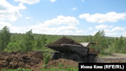 БелАЗы везут смесь для засыпки пожара. Но местные уверены: через несколько дней все начнется заново.