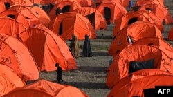 زنان مهاجر افغان پس از رسیدن از پاکستان در یک کمپ موقت در نزدیکی مرز تورخم افغانستان و پاکستان