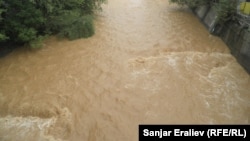 Река Ак-Буура после дождя. Архивное фото.