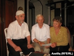 Гүзүлия Габдикова, Гайсә Талипов һәм Рәшит Ситдиков фотолар карыйлар