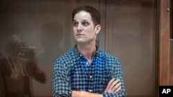 Америкалык журналист, Wall Street Journal басылмасынын кабарчысы Эван Гершкович Мосвка шаардык сотунда. 18-апрель, 2023-жыл. 