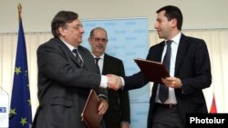 ԵԱՀԿ երեւանյան գրասենյակը ղեկավար Անդրեյ Սորոկինը եւ Հայաստանի օմբուդսմեն Կարեն Անդրեասյանը ստորագրում են հուշագիրը: