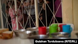 Түшкү тамакка кезек күтүп турган бейтаптар.