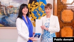 Керсти Кальюлайд награждает Тею Ахвледиани орденом креста «Терра Марианна» 1 класса