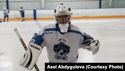 Бишкектин хоккей боюнча тогуз жашка чейинки курама командасынын дарбазачысы Артем Васильев. Чикаго, АКШ. 3.12.2017-ж.